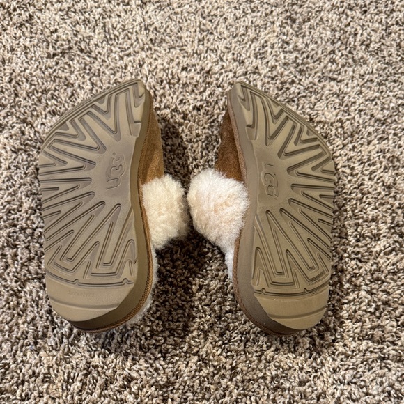 Women's UGG Gray Slippers - Picture 5 of 5